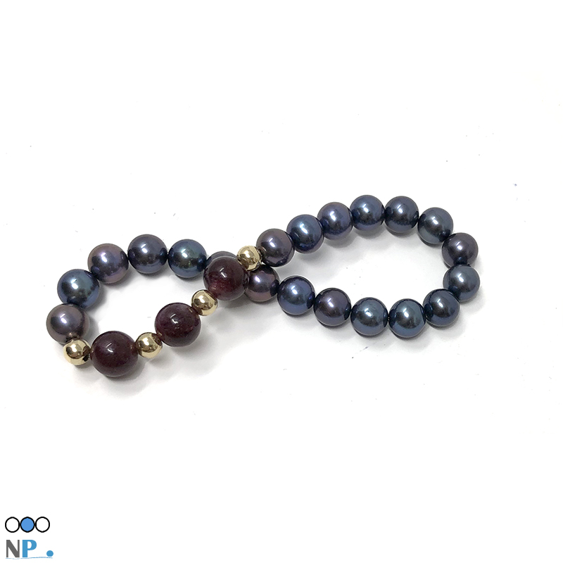 bracelet tres tendance composé de perles de culture noires et Pierres Grenat rouge, pierres semi precieuses - billes en Or 18k